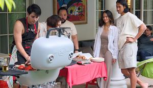 Luna Maya dan Maxime Bouttier bakar BBQ di tahun baru 2026 bersama teman mereka. [IG: @lunamaya]