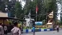 Cuplikan video pria bawa pisau masuk Polres Lumajang. (Dian Kurniawan/Liputan6.com)