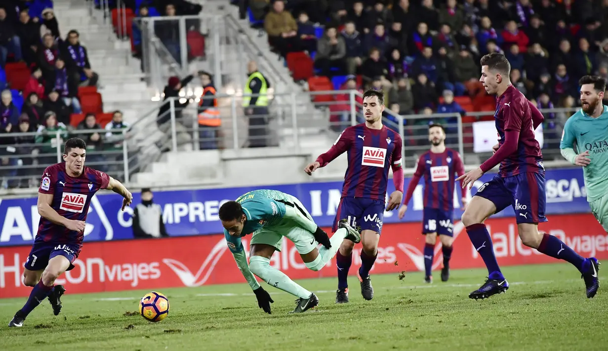 Pemain FC Barcelona, Neymar Jr saat melewati kepungan para pemain Eibar pada lanjutan La Liga Spanyol di Municipal de Ipurua, Eibar, (22/1/2017). Barcelona menang 4-0.(AP/Alvaro Barrientos)