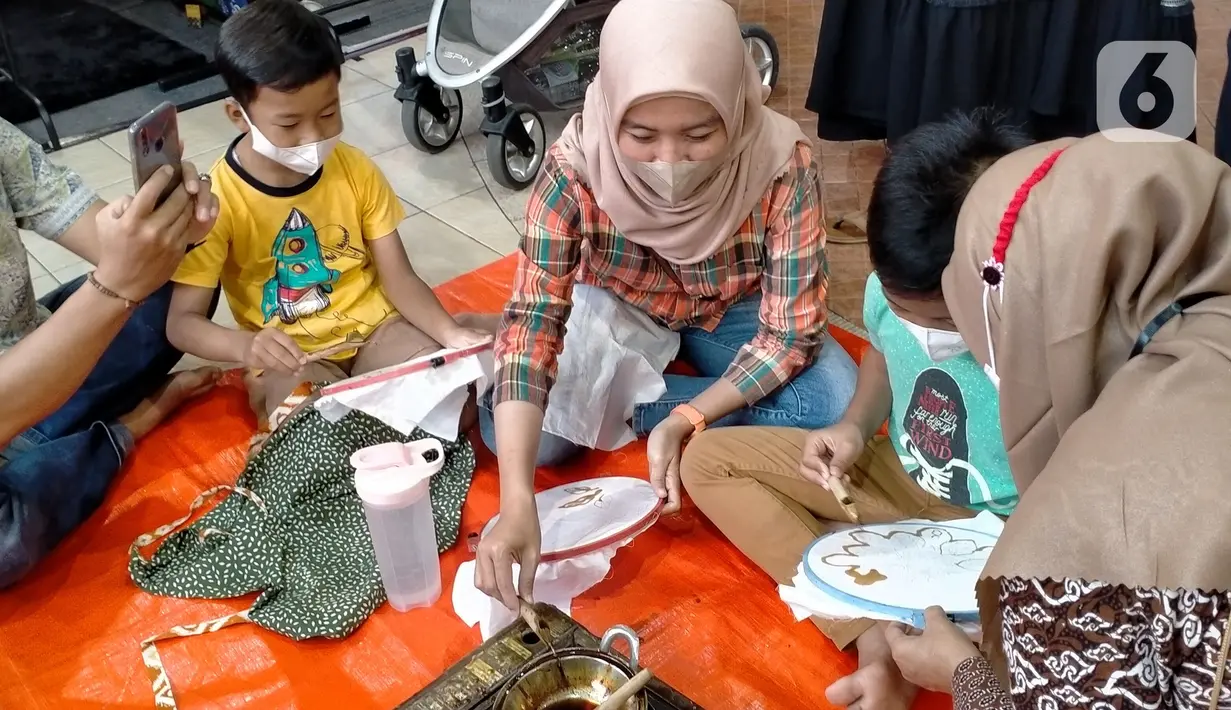 Pengunjung belajar membatik saat pameran di Mal Botani Square, Bogor, Jawa Barat, Minggu (2/10/2022). Selain pameran, acara ini juga dimeriahkan dengan fashion show, workshop membatik, dan talk show. (Liputan6.com/Magang/Aida Nuralifa)