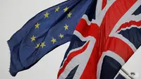 Bendera Inggris dan Uni Eropa. (Foto: AFP / Tolga Akmen)