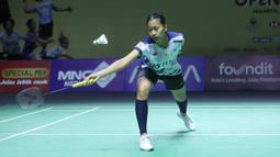 Pebulu tangkis tunggal putri Indonesia, Putri Kusuma Wardani berusaha mengembalikan bola saat menghadapi sesama wakil Indonesia, Gregoria Mariska Tunjung pada laga babak 32 besar Indonesia Open 2024 di Istora Senayan, Jakarta, Selasa (4/6/2024). Putri Kusuma Wardani kalah dua game langsung 14-17, 17-21. (Bola.com/M Iqbal Ichsan)