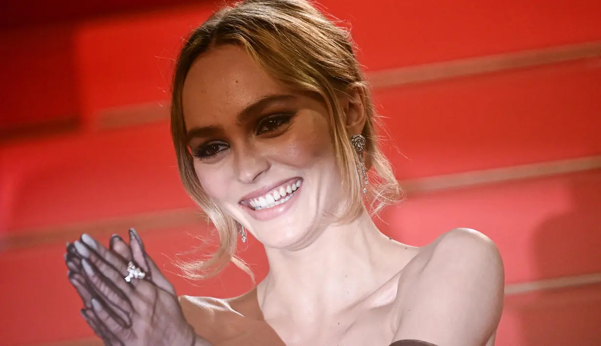 Lily-Rose Depp merupakan aktris sekaligus model berkebangsaan Perancis dan Amerika. (LOIC VENANCE/AFP)