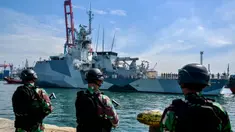 Personel Tentara Nasional Indonesia (TNI) Angkatan Laut (AL) menyambut kedatangan His Majesty’s Ship (HMS) SPEY, di dermaga Tanjung Priok, Jakarta, Rabu 15 Januari 2025. (BAY ISMOYO/AFP)