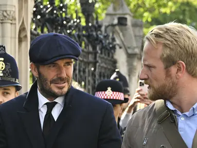 Mantan pesepakbola Inggris David Beckham meninggalkan Westminster Hall setelah memberikan penghormatan kepada peti mati Ratu Elizabeth II, di Istana Westminster, di London, Jumat (16/9/2022). David Beckham rela mengantre selama kurang lebih 12 jam untuk memberi penghormatan terakhirnya kepada mendiang Ratu Elizabeth II. (Photo by Louisa Gouliamaki / AFP)