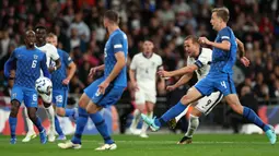 Pemain Inggris, Harry Kane mencetak gol ke gawang Finlandia saat laga UEFA Nations League 2024 di Satdion Wembley, London, Rabu (11/09/2024) WIB. (AFP/Justin Tallis)