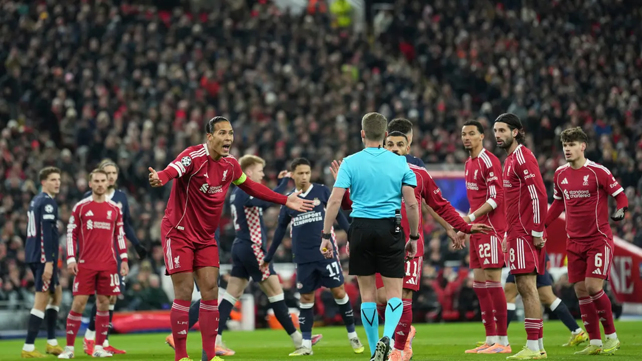 Virgil van Dijk melayangkan protes pada wasit di pertandingan Liverpool vs PSV di matchday 5 Liga Champions 2025/2026 di Anfield, Kamis (27/11/2025). (AP Photo/Jon Super)