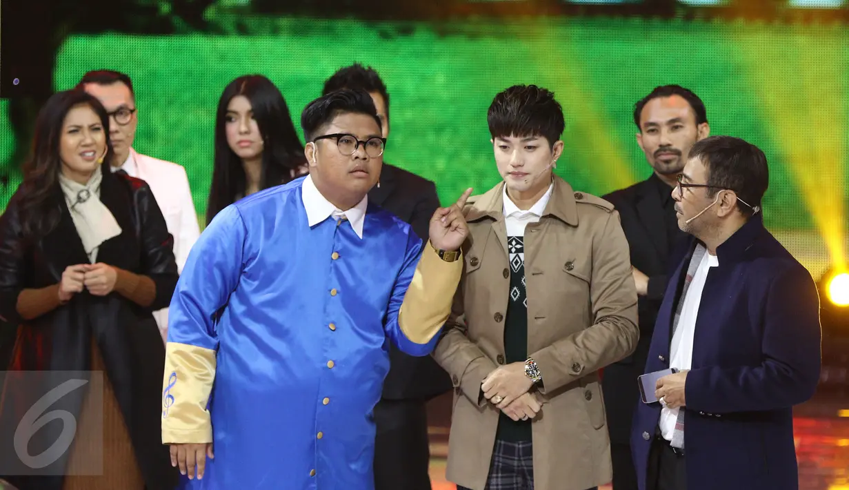 Sejumlah selebriti saat tampil dalam drama musikal “Christmas Harmony in Diversity” di  Studio 6 Emtek City, Jakarta, Minggu (25/12/2016). (Liputan6.com/Herman Zakharia)