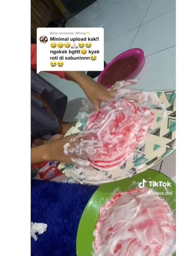 Cewek Ini Bikin Mille Crepes, Hasilnya Tidak Sesuai Ekspektasi Bak Dilumuri Sabun