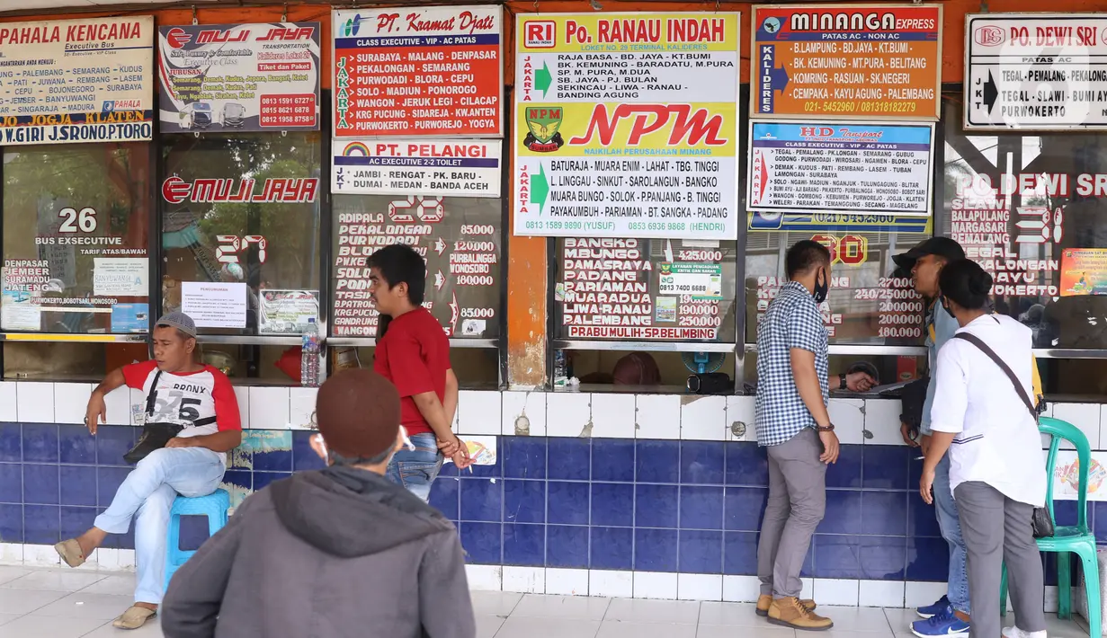 Calon penumpang menunggu bus di Terminal Kali Deres, Jakarta Barat, Rabu (10/6/2020). Kementerian Perhubungan (Kemenhub) telah menyiapkan sejumlah persiapan untuk menghadapi skema kehidupan baru atau new normal. (Liputan6.com/Angga Yuniar)