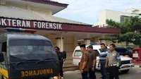 Kapolda Sumsel mengantar jenazah korban razia berdarah menuju mobil ambulans yang akan menuju ke Bengkulu (Liputan6.com/Nefri Inge)