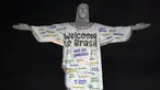 Sebuah gambar yang diproyeksikan ke Christ the Redeemer menyambut penyanyi AS Taylor Swift di Rio de Janeiro, Brasil, pada 16 November 2023. (Florian Plaucher / AFP)
