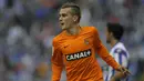 Antoine Griezmann dengan gaya rambut pendeknya saat bergabung dengan klub Real Sociedad pada tahun 2013. (Photo by Miguel Riopa / AFP)