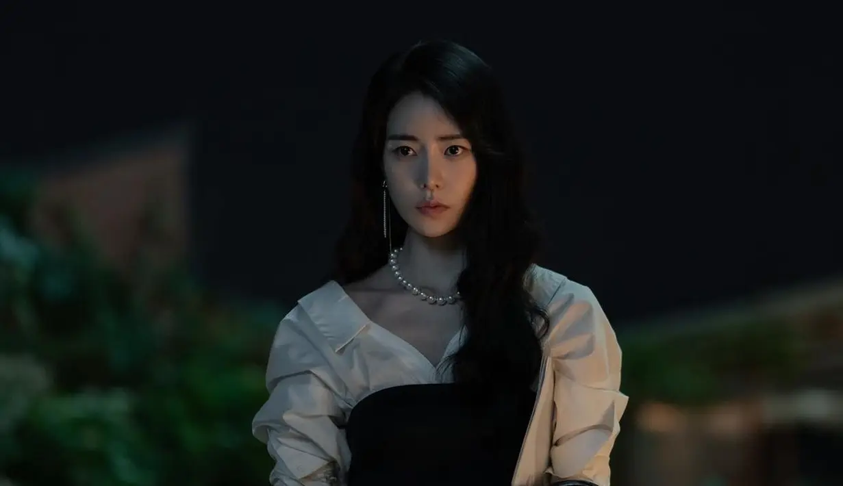 Bisa jadi ide upgrade gaya dengan strapless dress, padukan dengan kemeja seperti look Lim Ji Yeon ini, [Foto: IG/limjjy2].