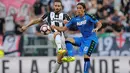 Pemain Juventus, Leonardo Bonucci (kiri), berebut bola dengan striker Sassuolo, Alessandro Matri, dalam lanjutan Serie A di Juventus Stadium, Turin, Sabtu (10/9/2016). (AFP/Marco Bertorello)