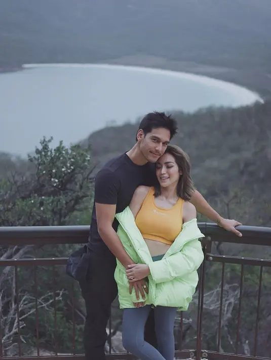 Lewat akun Instagram pribadinya, perempuan yang akrab disapa Jedar ini menuliskan kalimat manis untuk sang kekasih. Jedar mengunggah foto bersama Richard dan menyertakan ungkapan bahagianya. (Instagram/inijedar)