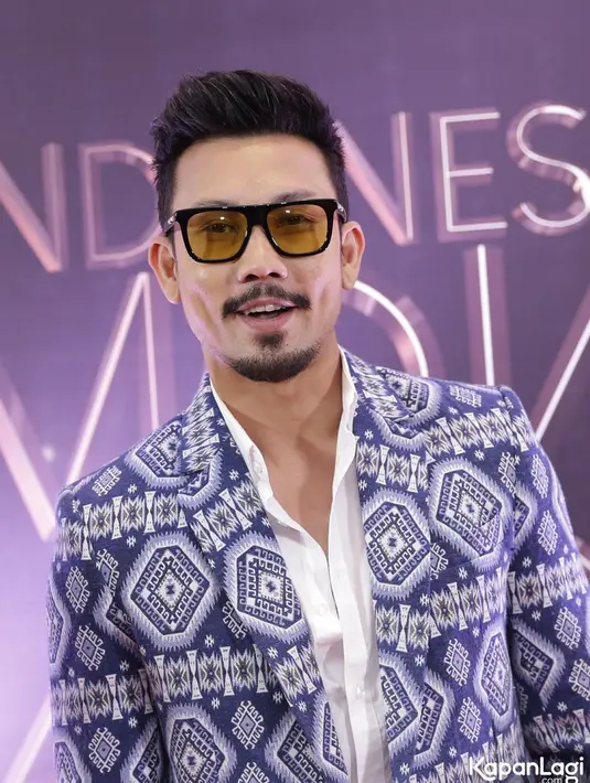 Dengan jas bercorak, Denny Sumargo menampilkan gayanya dengan tambahan kacamata gayanya. Tampilannya ini membuat dirinya nampak lebih muda. (Sumber: Kapanlagi.com/Agus Apriyanto)