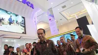 Presiden Joko Widodo saat mengunjungi stand pameran Indonesia Business and Development Expo (IBD Expo) di JCC, Jakarta, Rabu (20/9). Pameran tersebut  membahas perkembangan ekonomi indonesia di era digital. (Liputan6.com/Angga Yunair)