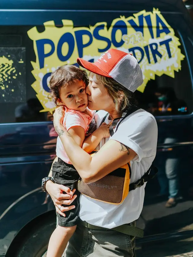 Potret keibuaan Poppy Sovia saat bareng anak