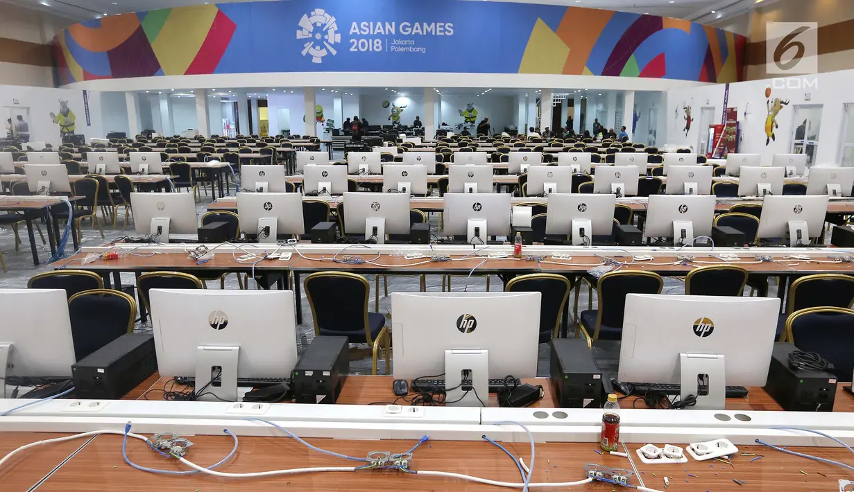 Deretan komputer untuk jurnalis media nasional dan luar negeri pada pelaksanaan Asian Games 2018 di Main Press Center (MPC) atau media center Exhibition Hall JCC, Jakarta, Kamis (9/8). MPC akan beroperasi pada 10 Agustus. (Liputan6.com/Fery Pradolo)
