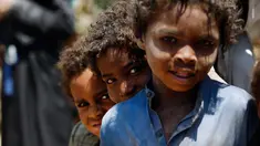 Anak-anak Yaman berpose di kamp pengungsian di Sanaa, Yaman (15/4). WHO mencatat sebanyak 2,1 juta orang telah terlantar akibat konflik yang terjadi di Yaman. (AFP Photo / Mohammed Huwais)