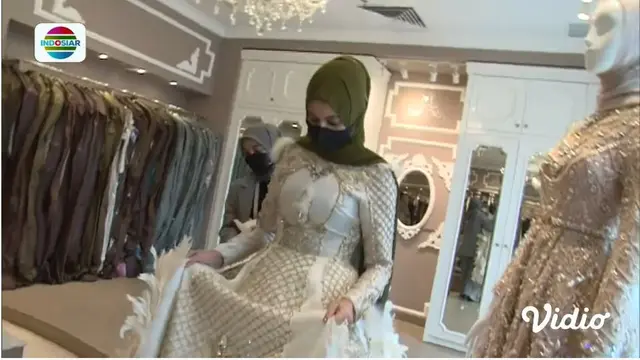 Perlihatkan Sosok Calon Istri, Ini 7 Potret Rizal Djibran Fitting Baju Pengantin