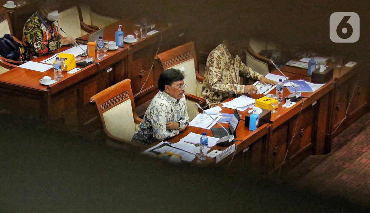 Menkominfo Johnny G. Plate saat mengikuti rapat kerja dengan Komisi I DPR terkait evaluasi pelaksanaan Analog Switch Off (ASO) di Kompleks Parlemen Senayan, Jakarta, Rabu (23/11/2022). Dalam rapat tersebut Johnny G. Plate menyampaikan bahwa sebanyak 77 lembaga penyiaran telah bersiaran seluruhnya secara digital dan 503 lembaga penyiaran bersiaran secara analog dan digital. (Liputan6.com/Angga Yuniar)