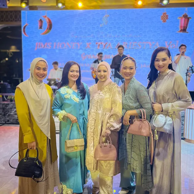 6 Potret Artis di Launching Produk Kolaborasi Tya Ariestya
