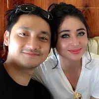 Kisruh rumah tangga yang baru seumur jagung, Dewi Perssik dan Angga Wijaya berakhir damai. Perempuan biasa disapa Depe itu memaafkan sang suami dengan mengunggah foto bersama. (Instagram/anggawijaya88)