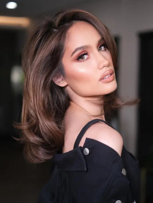 Rambut highlightnya dipotong berlayer, sehingga membingkai wajah Cinta Laura dengan amat baik. [Foto: Instagram/claurakiehl]