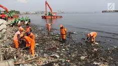 Petugas membersihkan sampah di Pesisir Teluk Jakarta, Cilincing, Jakarta Utara, Minggu (15/4). Kegiatan Gerebek Sampah ini dilakukan dalam rangka memperingati Hari Peduli Sampah Nasional (HPSN) 2018. (Liputan6.com/Arya Manggala)
