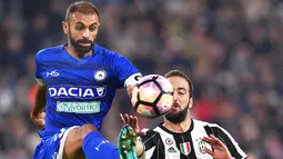 Pemain Juventus, Gonzalo Higuain berebut bola dengan pemain Udinese, Sven Kums (kiri)  pada lanjutan Serie A Italia di Stadion Juventus, Turin, Minggu (16/10/2016) dini hari WIB. (EPA/Alessandro Di Marco)