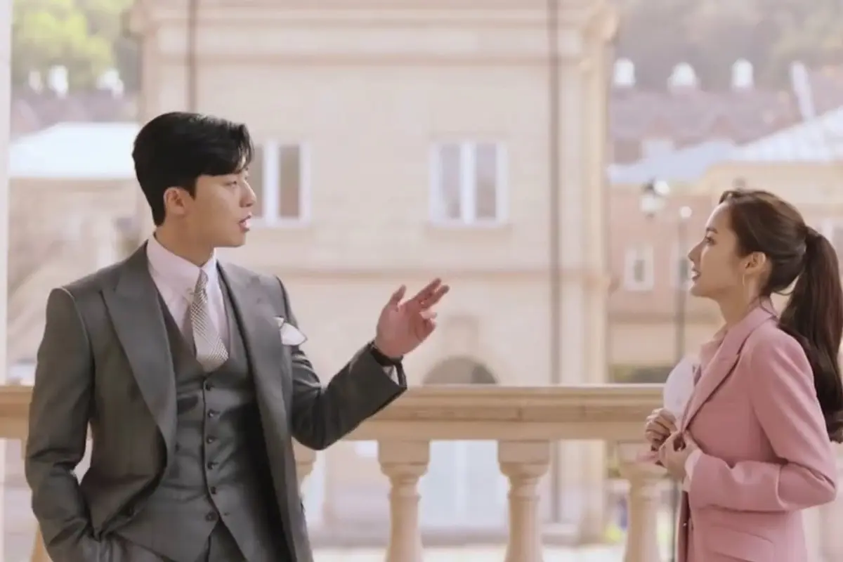 [Bintang] Demam What’s Wrong with Secretary Kim, Sontek Rahasia Kulit Cantik Park Min Young