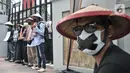 Aktivis Gerakan Rakyat untuk Kedaulatan Agraria menutup mulutnya saat aksi mogok makan di depan Kantor Kementerian ATR/BPN, Jakarta, Senin (20/2/2023). Mereka juga menuntut Presiden Joko Widodo menyelesaikan kasus warga Pakel Banyuwangi dan memulihkan hak-hak ekonomi, sosial, budaya mereka yang terampas. (merdeka.com/Iqbal S Nugroho)