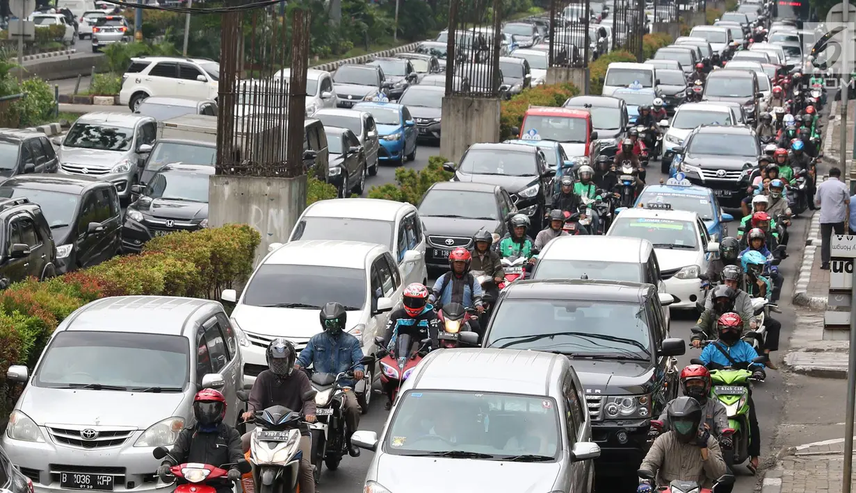 Sejumlah kendaraan melintas di Jalan HR Rasuna Said, Kuningan, Jakarta, Kamis (22/6). Pemprov DKI berencana akan menambah ruas jalan yang tidak boleh dilalui oleh sepeda motor di tiga ruas jalan protokol ibu kota. (Liputan6.com/Immanuel Antonius)