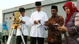 Petugas melakukan pemantauan hilal di atap gedung Kanwil Kementrian Agama, Jakarta Timur, Jumat (26/5). Pemantauan tersebut untuk menentukan jatuhnya bulan Ramadan 1438 H yang nantinya akan di putuskan melalui sidang Isbat. (Liputan6.com/Angga Yuniar)