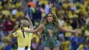 Jennifer Lopez (kanan) ikut ambil bagian memeriahkan upacara pembukaan Piala Dunia 2014 di Corinthians Arena, Sao Paolo, Brasil, (13/6/2014). (AFP PHOTO/Odd Andersen)