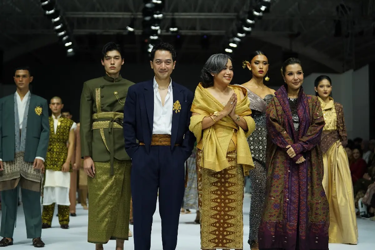Temma Prasetio dan Maya Ratih Bersama Pupuk Indonesia di JFW 2025