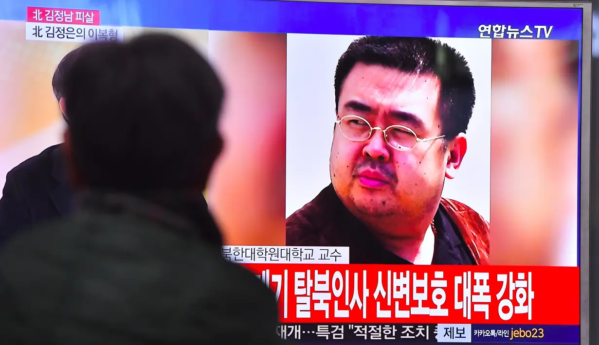 Seorang pria melihat siaran berita kematian kakak tiri pemimpin Korea Utara Kim Jong-un, Kim Jong-nam, di Seoul, Korea Selatan, Selasa (14/2). Pelaku pembunuhan Jong-nam diketahui dua wanita yang diduga kuat sebagai agen mata-mata Korut (JUNG YEON-JE/AFP)