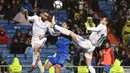 Gareth Bale (kanan) dan rekannya Dani Carvajal (kiri) menghalau bola dari kejaran pemain Getafe, Gaku Shibasaki pada lanjutan La Liga Santander di Santiago Bernabeu stadium, Madrid, (3/3/2018). Real madrid menang 3-1. (AFP/Pierre-Philippe Marcou)