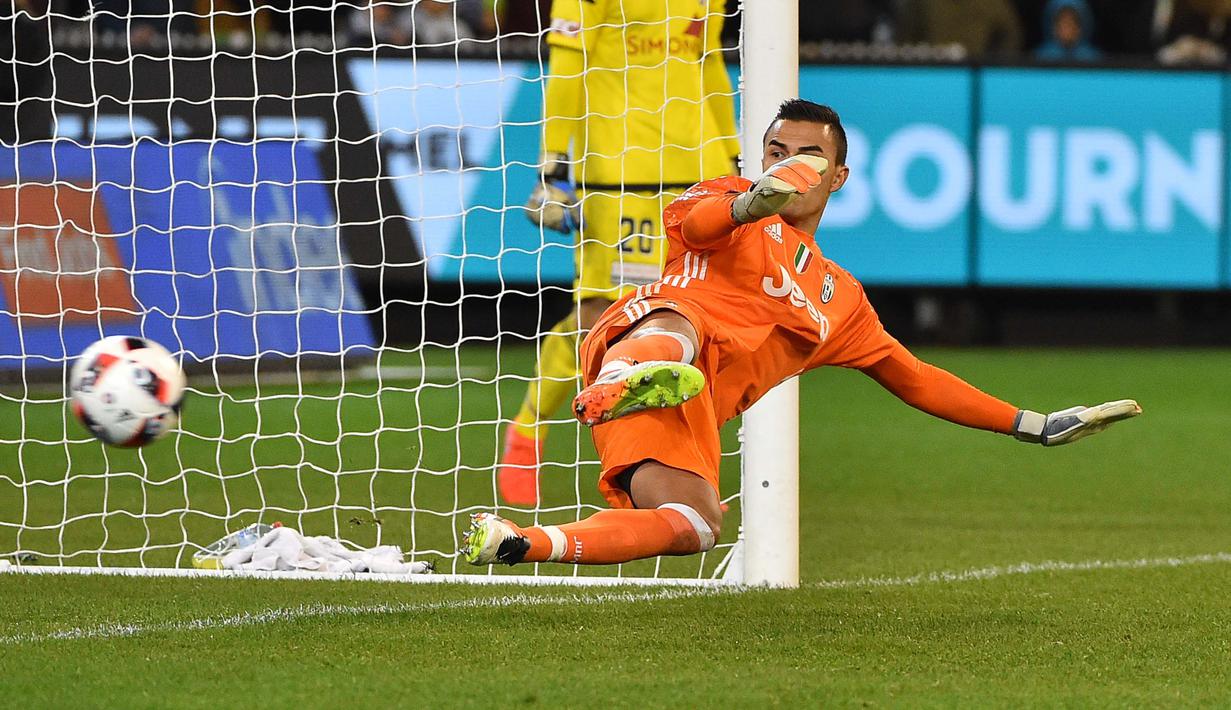 Kiper Juventus, Emil Audero gagal mengantisipasi tendangan pinalty pemain Melbourne Victory pada ajang International Champions Cup football di Melbourne, (23/7/2016). (AFP/Paul Crock)