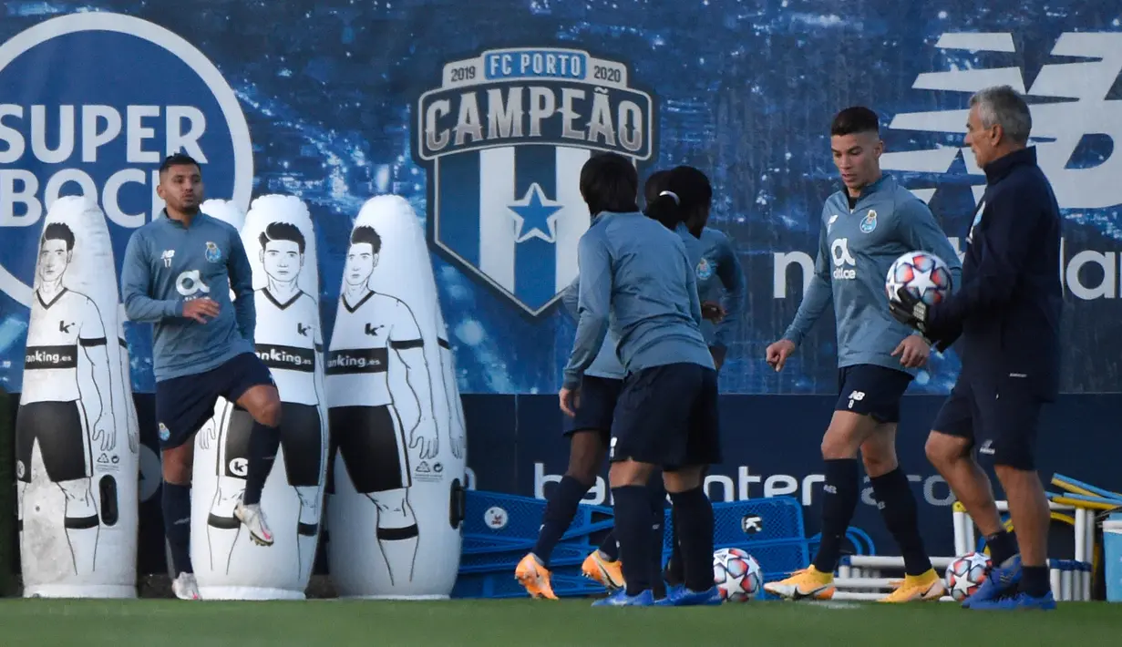 Pemain FC Porto, Mateus Uribe (kanan) dan Jesus Corona "Tecatito" mengikuti sesi latihan di tempat latihan klub di Olival, Vila Nova de Gaia, Senin (30/11/2020). FC Porto akan menjamu Manchester City dalam matchday 5 Grup C Liga Champions pada Rabu 2 Desember 2020 dinihari WIB. (MIGUEL RIOPA/AFP)