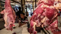 Penjual daging menunggu pembeli di Pasar Induk Kramat Jati, Jakarta, Kamis (8/4/2021). Pemerintah melalui Menteri Pertanian Syahrul Yasin Limpo, menegaskan, pihaknya siap melakukan intervensi jika stok daging langka dan terdapat lonjakan harga pada bulan Ramadan. (Liputan6.com/Johan Tallo)