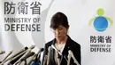 Ekspresi Menhan Jepang Tomomi Inada saat konferensi pers pengunduran dirinya di Kementerian Pertahanan, Tokyo (28/7). Inada mengundurkan karena tuduhan bahwa dirinya telah menahan dirilisnya dokumen pertahanan yang sensitif. (AP Photo/Eugene Hoshiko)