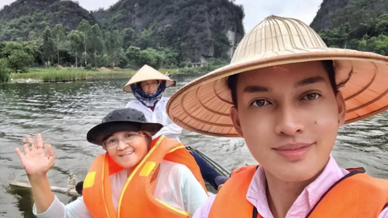 Mengharukan Anak Berbakti Ini Ajak Ibu Traveling ke 7 Negeri