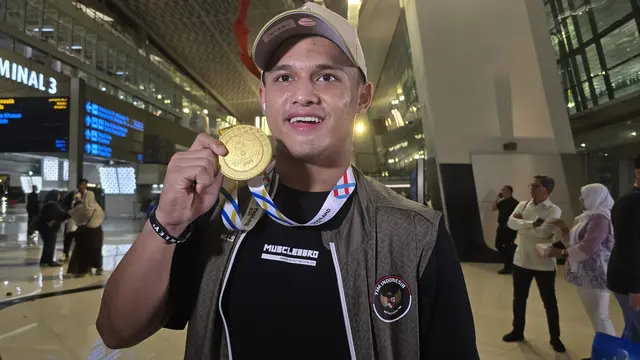 Rizki Juniansyah memamerkan medali emas SEA Games 2025