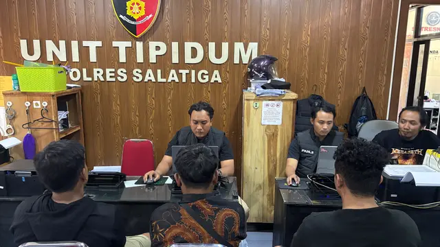    Amarah Berujung Golok, Penjual Nasi Goreng Diserang Brutal di Depan UKSW Salatiga