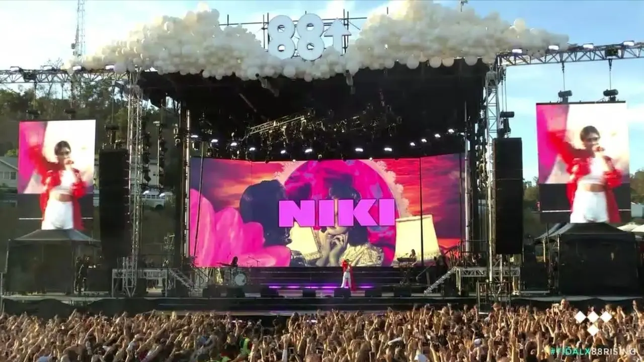 Keseruan Niki Zefanya di Head in the Clouds Festival (sumber: twitter/@nnsshfr)