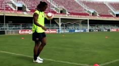 Ronaldinho tunjukan kemampuan fantastisnya dengan melakukan tendangan ke mistar gawang selama empat kali berturut-turut saat masih berseragam Barcelona.