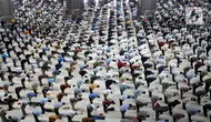 Umat Islam melaksanakan sholat Jumat  pada minggu ketiga bulan Ramadhan 1442 Hijriah di Masjid Istiqlal, Jakarta, Jumat (30/4/2021). Sholat Jumat berjamaah dengan pembatasan jemaah 30 persen dari kapasitas di ruang sholat utama masjid dan menerapkan protokol kesehatan. (merdeka.com/Arie Basuki)